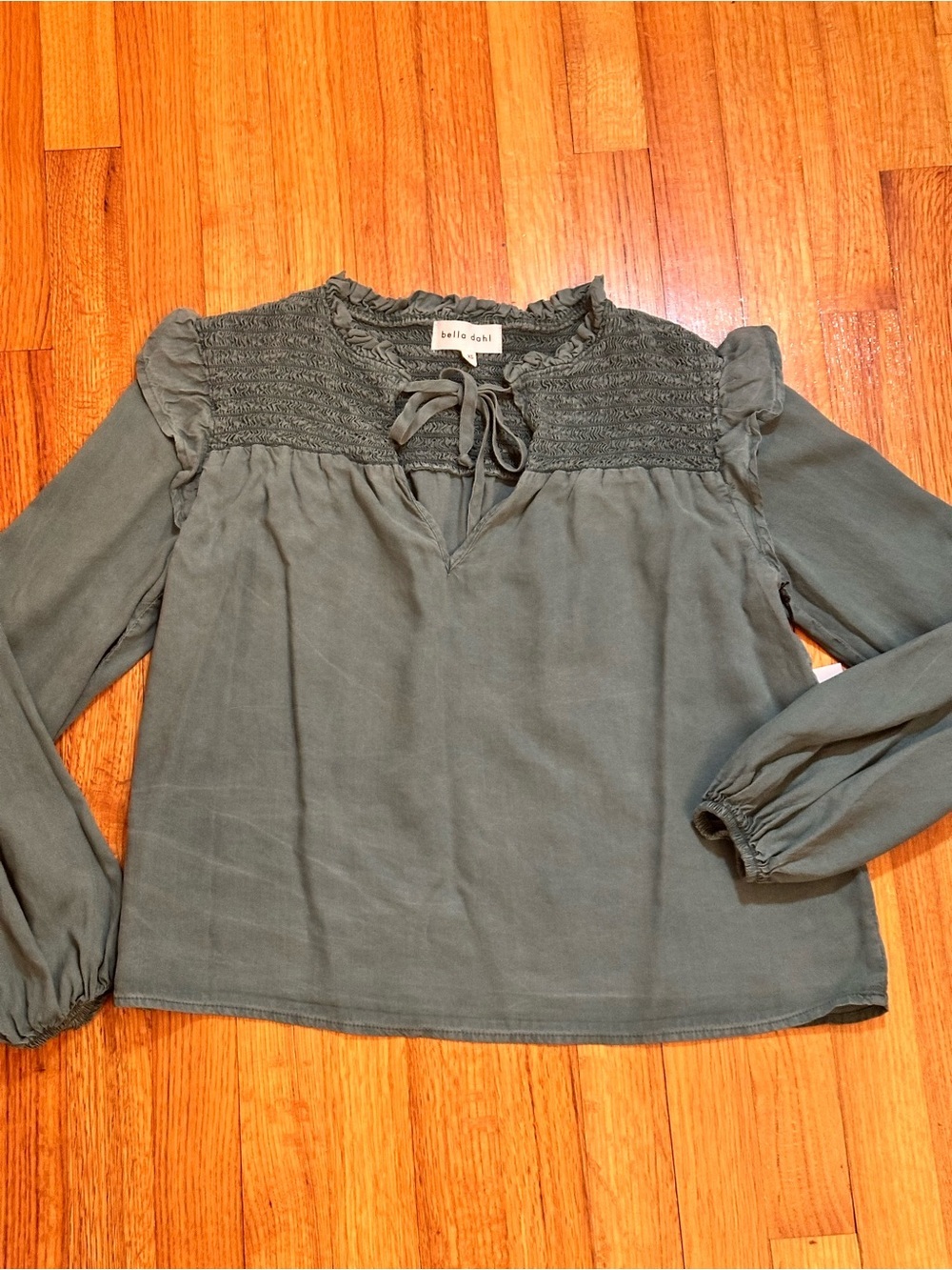 Bella Dahl blouse -smocked bodice size s (j5)